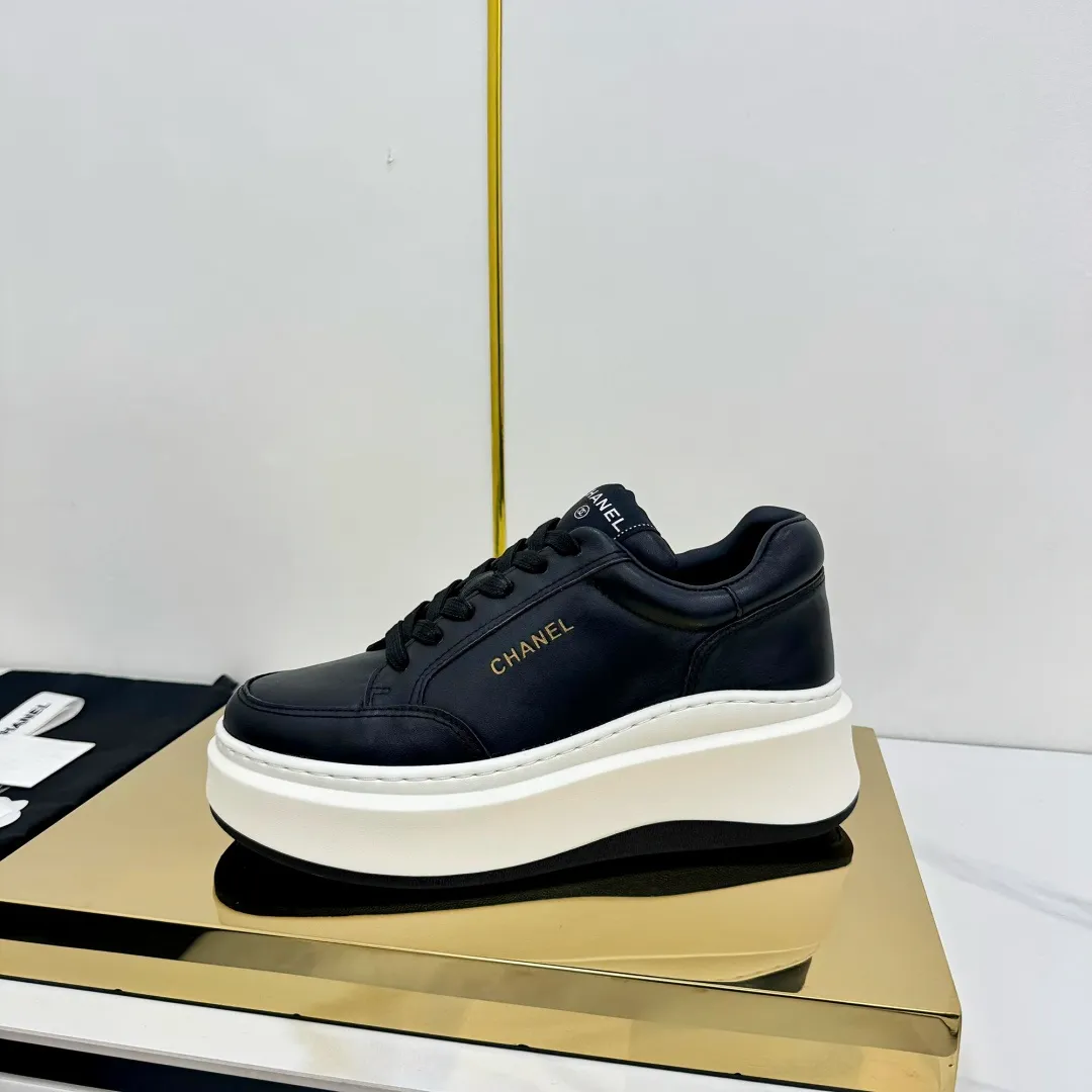 👟👟Ex-factory price 600👟👟 Upgraded version, upgraded version, upgraded version! No rebuttal accepted! ! ! ! Chanel Chanel panda shoes! 2025 counter's top casual sports shoes. This classic design; the upper is electro-embroidered with a variety of techniques; the outsole is fashionable and sporty; the unusual inclusion of a variety of color matching elements... The diversified mix and match is very good-looking and versatile, and can be used for leisure, fashion, sports, and outdoor... ꫛꫀꪝ Go➫ Materials: ❶Upper made of: original imported first-layer silk cowhide + original waterproof cloth + original first-layer cowhide ❷Inner lining: Original Yangli+Net ❸Outsole based on: Original TPU combination outsole Counter boutique packaging complete set for women 35–41 👉 👉 👉 👉 👉